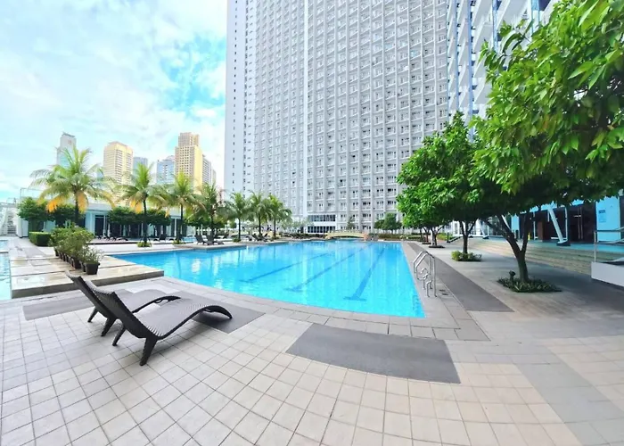 Cozy Corner Unit Balcony With Pool View *