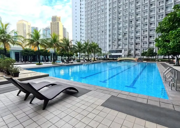 Cozy Corner Unit Balcony With Pool View